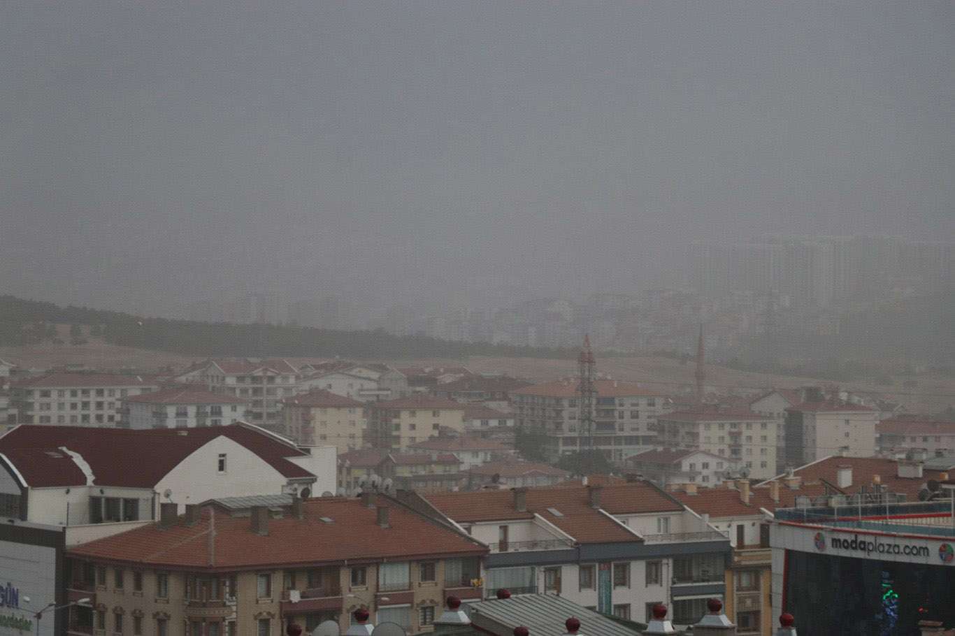 Ankara'da etkili olan kum fırtınası hayatı olumsuz etkiledi